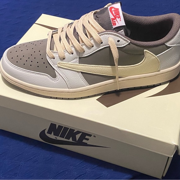 Jordan 1 Retro Lows OG SP
Travis Scott Reverse Mocha - Picture 2 of 3